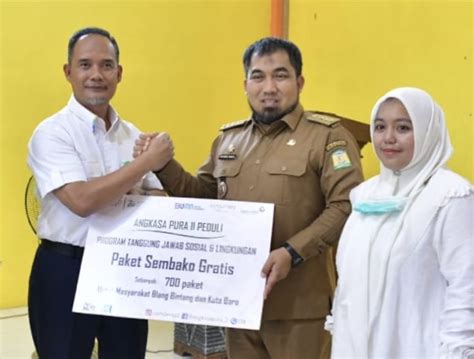 Pj Bupati Aceh Besar Bersama Angkasa Pura Ii Serahkan Paket Sembako