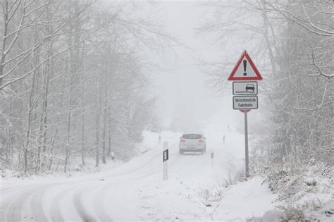 Aus Regen wird Schnee Warnung vor Glätte und Frost in NRW