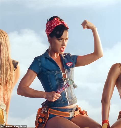 Katy Perry Hoảng Sợ Khi Womans World Nhận Phản ứng Trái Chiều Tuổi