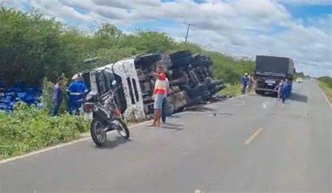 Carreta Que Transportava Cervejas Tomba Na BA 160 Em Bom Jesus Da Lapa