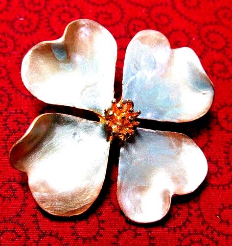 Vintage Womens Gold Tone Mother Of Pearl Flower Pin Brooch 2050