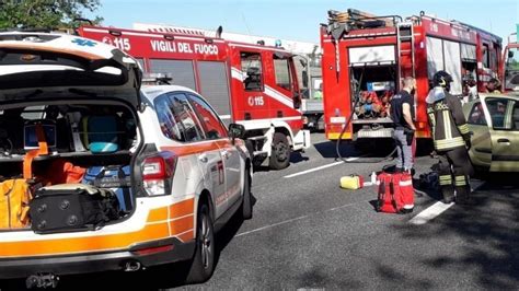 Incidente Stradale Sull Autostrada A Furgone Si Scontra Con Un Camion