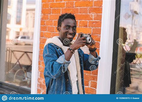 Hombre Africano Sonriente Feliz Del Retrato Con La C Mara De La Pel