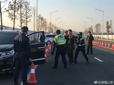 衡阳市公安局的警察小哥哥们，模拟真实车辆查控处置演练场景 犯罪分子 警察 哥哥们 新浪新闻