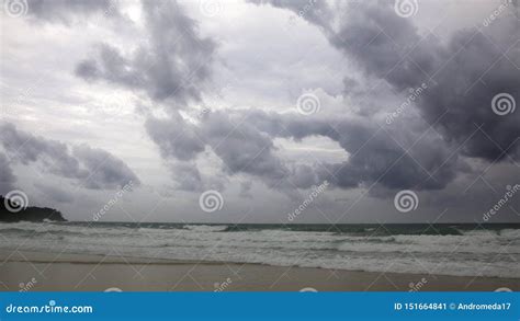 Por Do Sol Na Praia De Karon Nuvens Pesadas Sobre O Mar A Ressaca