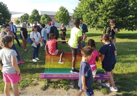 Mai Pi Invisibili Inaugurata A Legnano La Panchina Arcobaleno