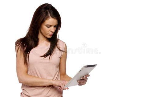 Γυναίκα Brunette που χρησιμοποιεί μια ταμπλέτα υπολογιστών Στοκ Εικόνες εικόνα από