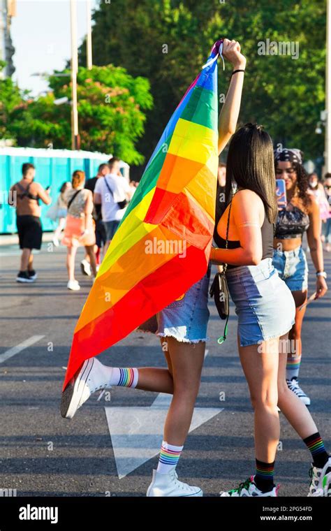 Mujeres Vestidas Con La Bandera Del Orgullo En El Festival Del Orgullo