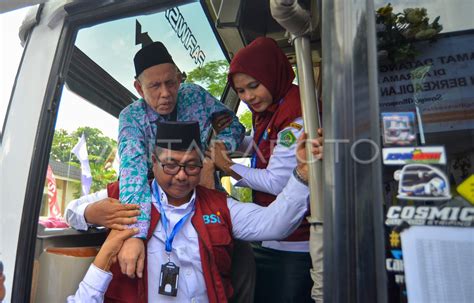 Jamaah Calon Haji Di Embarkasi Padang Antara Foto