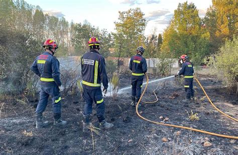 Los bomberos de León participan en la extinción de un incendio forestal