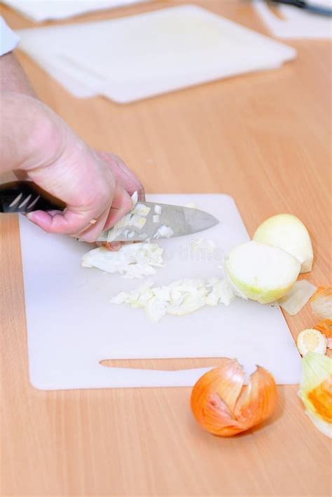 Schneiden Einer Zwiebel Mit Messer Auf Hackendem Brett Stockfoto Bild