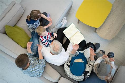 Vista superior dos avós da família muçulmana moderna netos lendo o