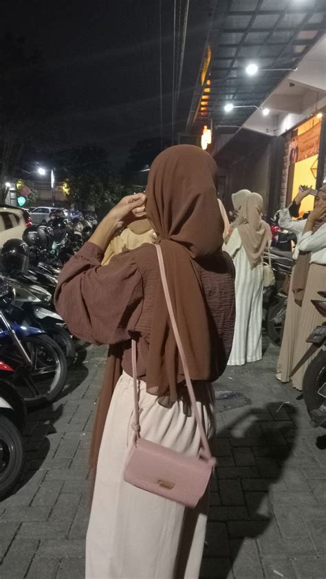 Pin Di Random Di 2024 Gaya Hijab Casual Hijab Outfit Gaya Model Pakaian