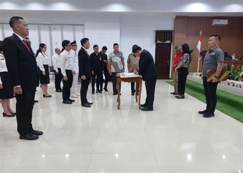 Penjabat Bupati Jemmy Kumendong Lantik 26 Pejabat Eselon II III Dan IV