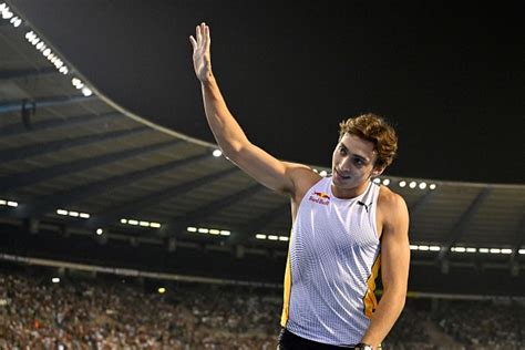 Athl Tisme Duplantis Tablit Un Nouveau Record Du Monde Du Saut La