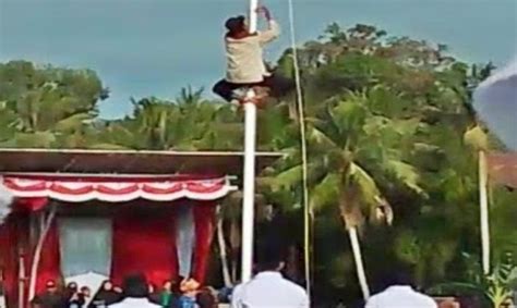 Aksi Heroik Ketua Rt Di Kukar Panjat Tiang Bendera Di Hut Kemerdekaan