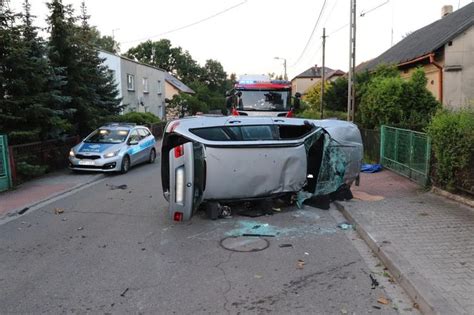 Jaworzno Kompletnie pijany 18 latek za kierownicą BMW Auto dachowało