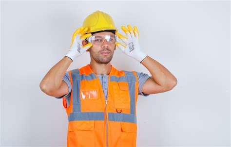 Constructor Masculino En Uniforme Casco Guantes Con Gafas De