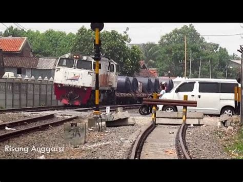 Kereta Api Angkutan Barang Baja Coil Tertahan Sinyal Stasiun Semarang