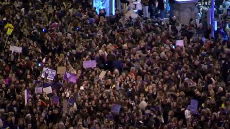 La Noche De Madrid Se Ti E De Morado En El Final De Las Multitudinarias