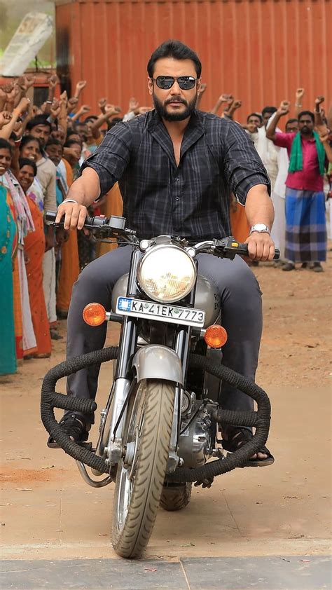 D Boss Riding Royal Enfield D Boss Equitación Royal Enfield Actor Darshan Thoogudeepa