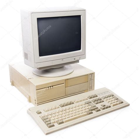 Ordenador Antiguo CPU De Teclado Y Monitor Aislados En Blanco