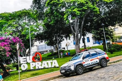 Bandidos Capotam Carro Tomado De Assalto E Roubam Outro Ve Culo Em