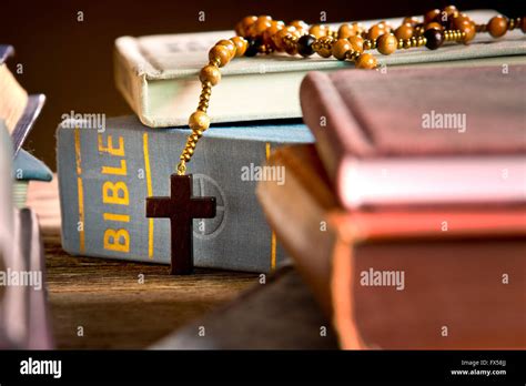 Los Libros La Biblia Y El Rosario En La Estanter A Fotograf A De Stock