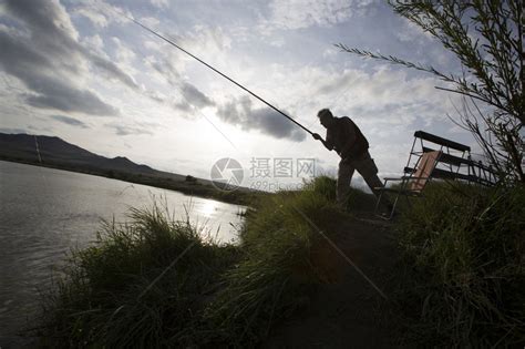 晚上在河边钓鱼的渔夫高清图片下载 正版图片504890469 摄图网