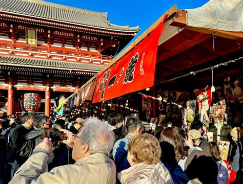 今日の浅草。 納めの観音 羽子板市が開催されています。 海外から来た方々には羽子板 浅草観光連盟