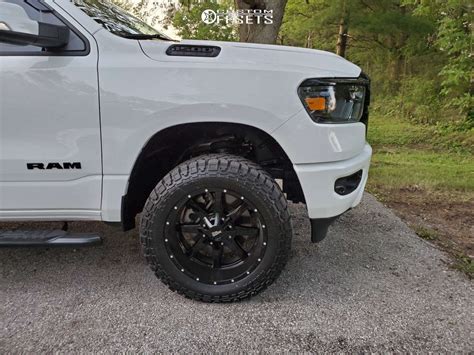 2020 Ram 1500 with 20x10 -24 Moto Metal Mo970 and 33/12.5R20 Kenda ...