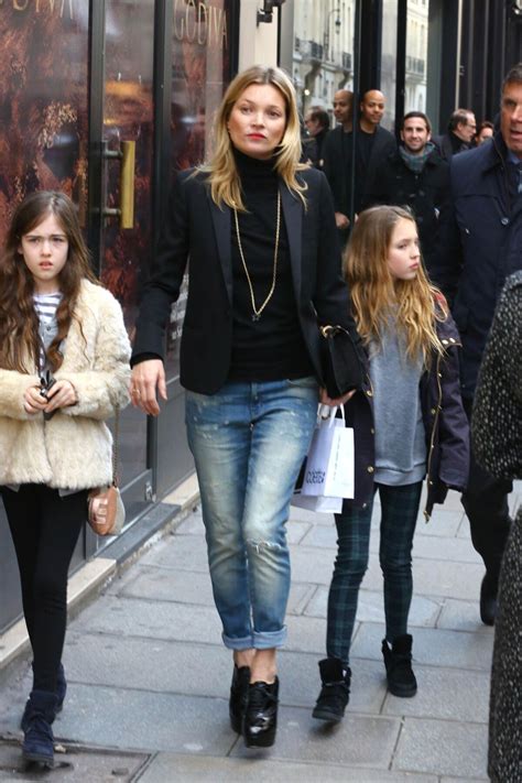 Photo Kate Moss Maman Styl E Avec Sa Fille Lila Grace Et Une Amie