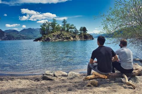 Hombre contemplando el paisaje de la patagonia y su pequeña isla en