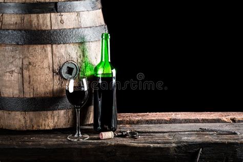 Glas Wijn Met Fles En Oud Eiken Vat Stock Afbeelding Image Of