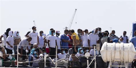 Migranti Concluso Sbarco Dei 49 A Pozzallo Dalla Nave Foscari