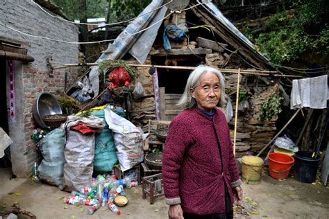 八旬农村老太太坚持每天练“虎扑”，独自采药在悬崖峭壁如履平地许玉梅窑洞虎新浪新闻