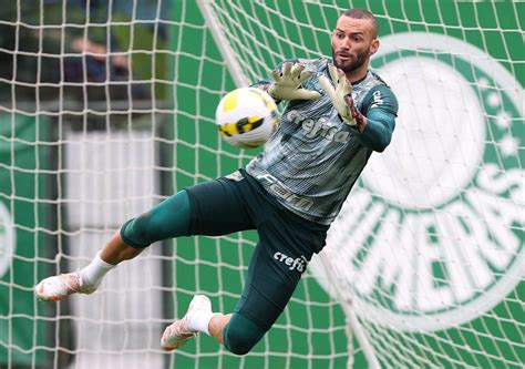 Weverton fecha redes sociais após críticas a erro contra o Corinthians