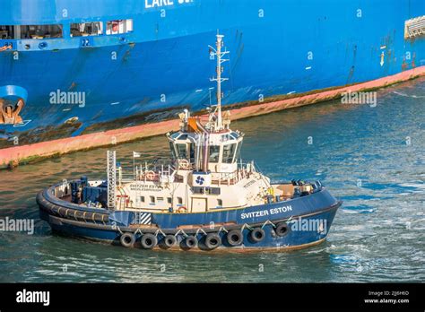 Svitzer Eston Tug Boat Operating In Southampton Docks Stock Photo Alamy