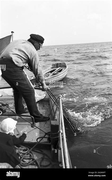 Fischer Bei Der Arbeit Deutsches Reich 1930er Jahre Fishermen At Work