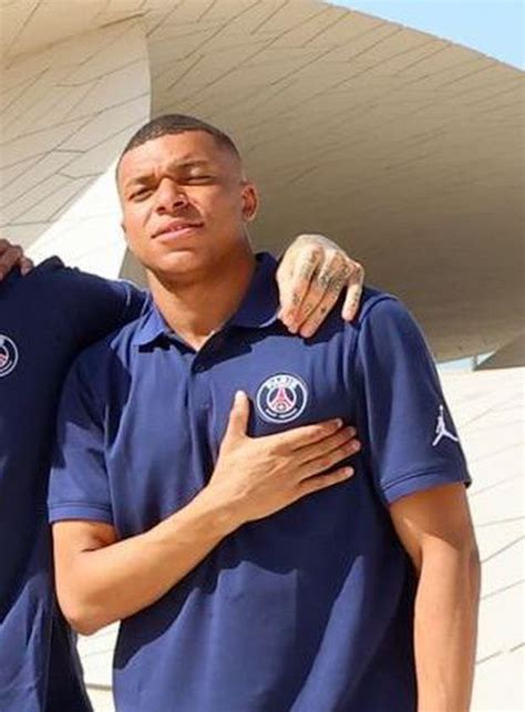 Kylian Mbappé Se Va Del Psg Se Señala El Escudo En Gesto Que Se