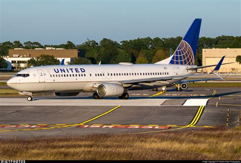 N26226 Boeing 737 824 United Airlines Positive Rate Photography