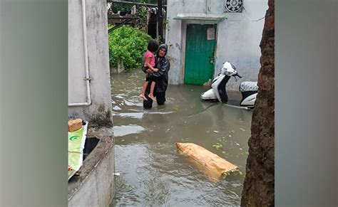 Heavy Rains Flood Several Areas In Nagpur Rescued