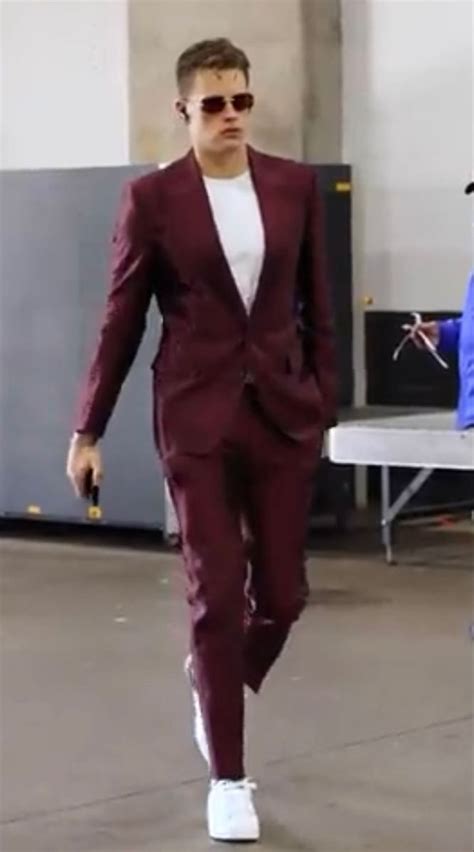 Joe Burrow arriving at Bengals vs Chiefs game 12/4/2022 | Classy suits ...