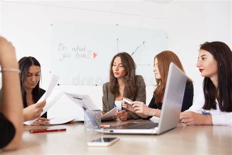 Equipo De Los Compañeros De Trabajo En Las Mujeres De Negocios Foto De