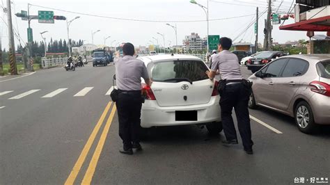 民眾汽車拋錨路中央 熱心警協助推車至路邊 風傳媒