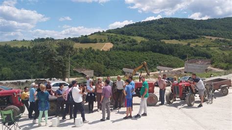 Meštani više sela nastavili sa blokadom puteva kod Čačka i Lučana