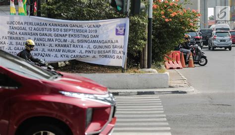 Foto Spanduk Sosialisasi Ganjil Genap Terpampang Di Jalan Fatmawati