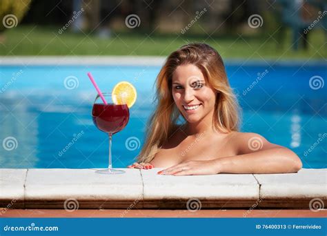 Femme Sexy Au Bord De La Piscine Image stock Image du bikini été 76400313