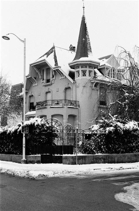 Mansion in Snow · Free Stock Photo