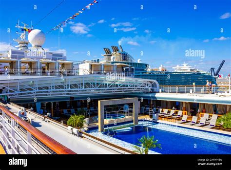 Holland America Cruise Ship Pool Stockfotos Und Bilder Kaufen Alamy